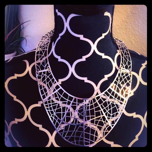 BCBG Jewelry - BCBG NECKLACE